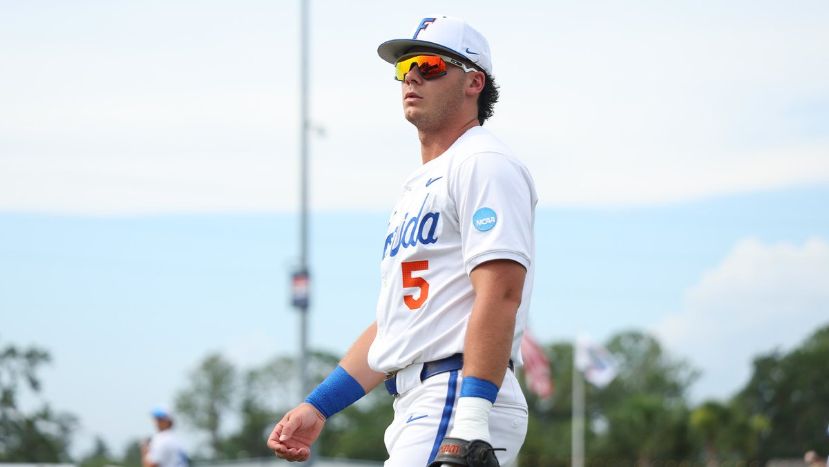 GatorsBB's tweet photo. Icy ⚪⚪⚪ https://t.co/EaxXsRyCiy
