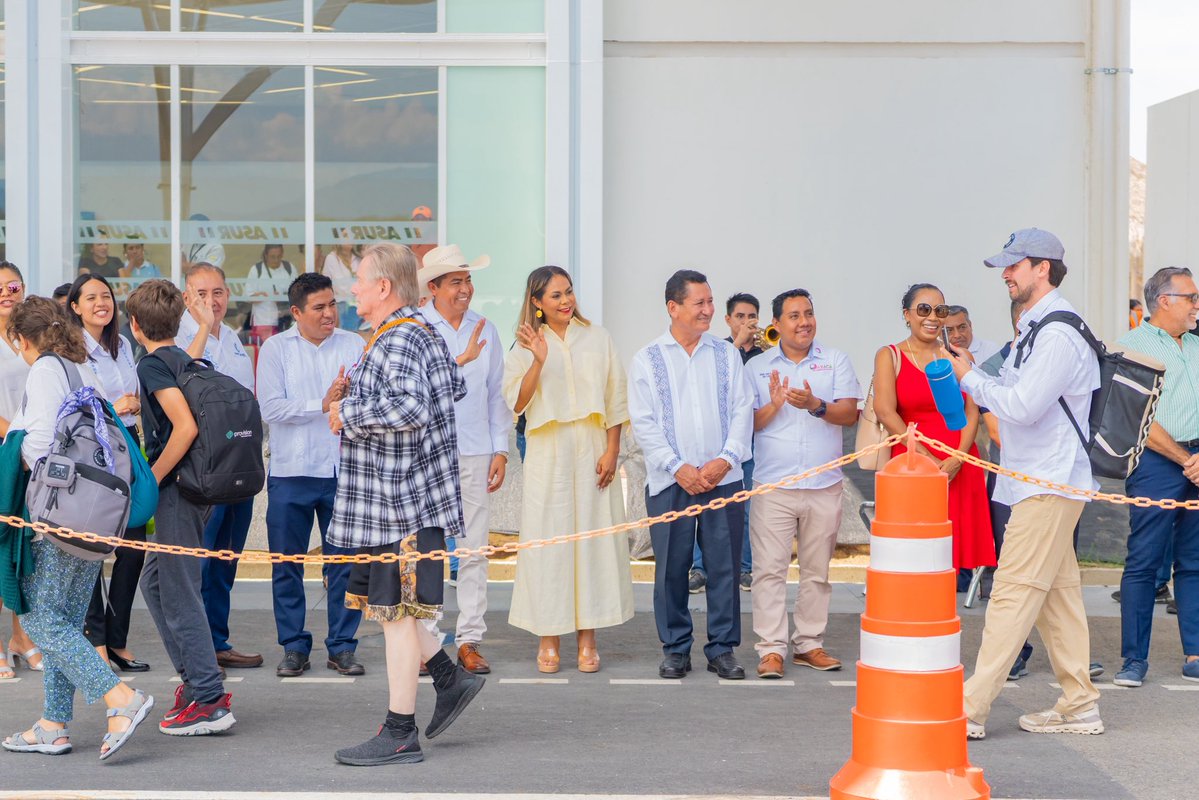 Juliocardenasor's tweet photo. @ASURMexico, prestadores de servicios turísticos, Asociaciones y DMC’s para fortalecer la conectividad aérea y continuar posicionando a Huatulco como uno de los destinos turísticos más importantes de México. 💚

#JuntosConstruyendoHistoria #HuatulcoGobiernoMunicipal
#Huatulco https://t.co/bOe9rjEujH
