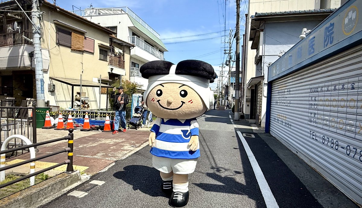 tryhigashiosaka's tweet photo. おはよやでぇ☀️きょうは #路地の日 やねんてぇ🏘️ 

のんびり路地をおさんぽちゅう👟🎶

みんなもおきにいりの道🌱
あるかなぁ〜😚？？

#東大阪市 #トライくん https://t.co/rLdsxRX0qo