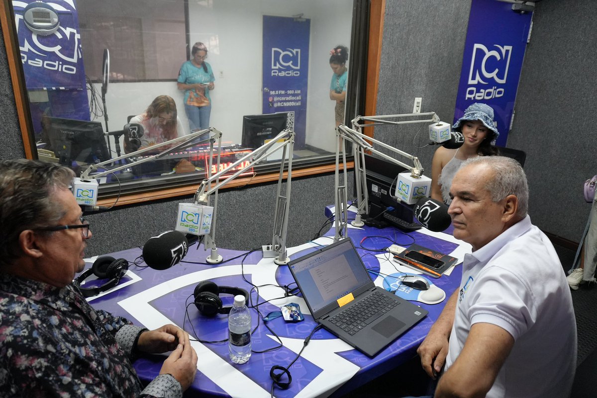 NikkiAlva_'s tweet photo. Un día más, un paso más… agradecida por estar en @RCN980cali en Cali 🇨🇴🤍 @rcnradio 

☆ 

#nikkialva #salsa #salsaromantica #salsadancing #salsamusic https://t.co/RA8pf8ToHz