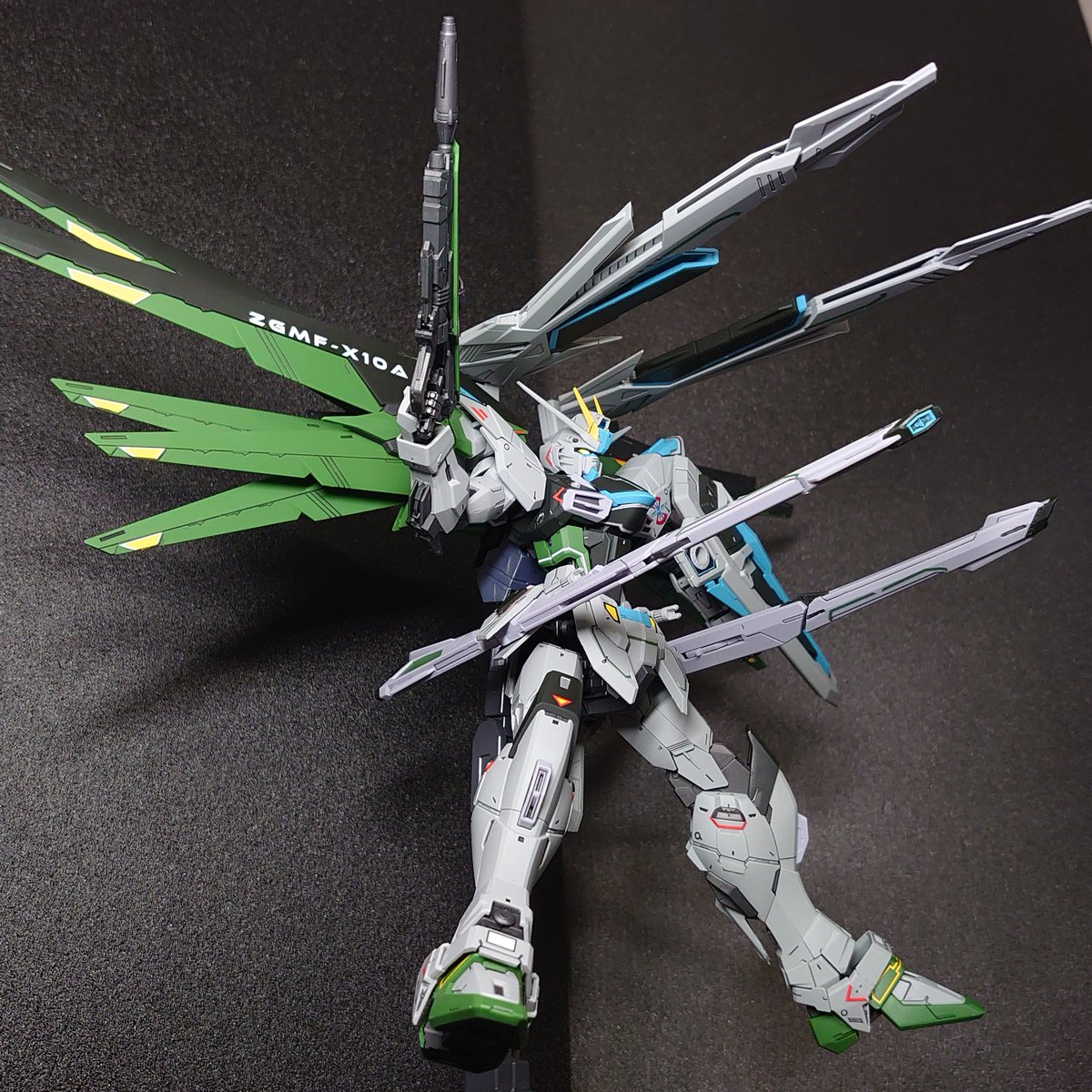 loviater's tweet photo. ＼\🎶Happy Birthday to Me🎶/／  

 🎂本日は私の誕生日🎂

♦️完成♦️
ＭＧ フリーダムガンダム Ver.2.0 (リアルタイプカラー Ver.)

デカールが千切れるも
限定品でパーツ請求できず
諦めずに塗装で再現しました

これからも
トラブルに屈すること無く
ガンプラやっていくぞーーー💪 https://t.co/QMZ2Atr2Vw