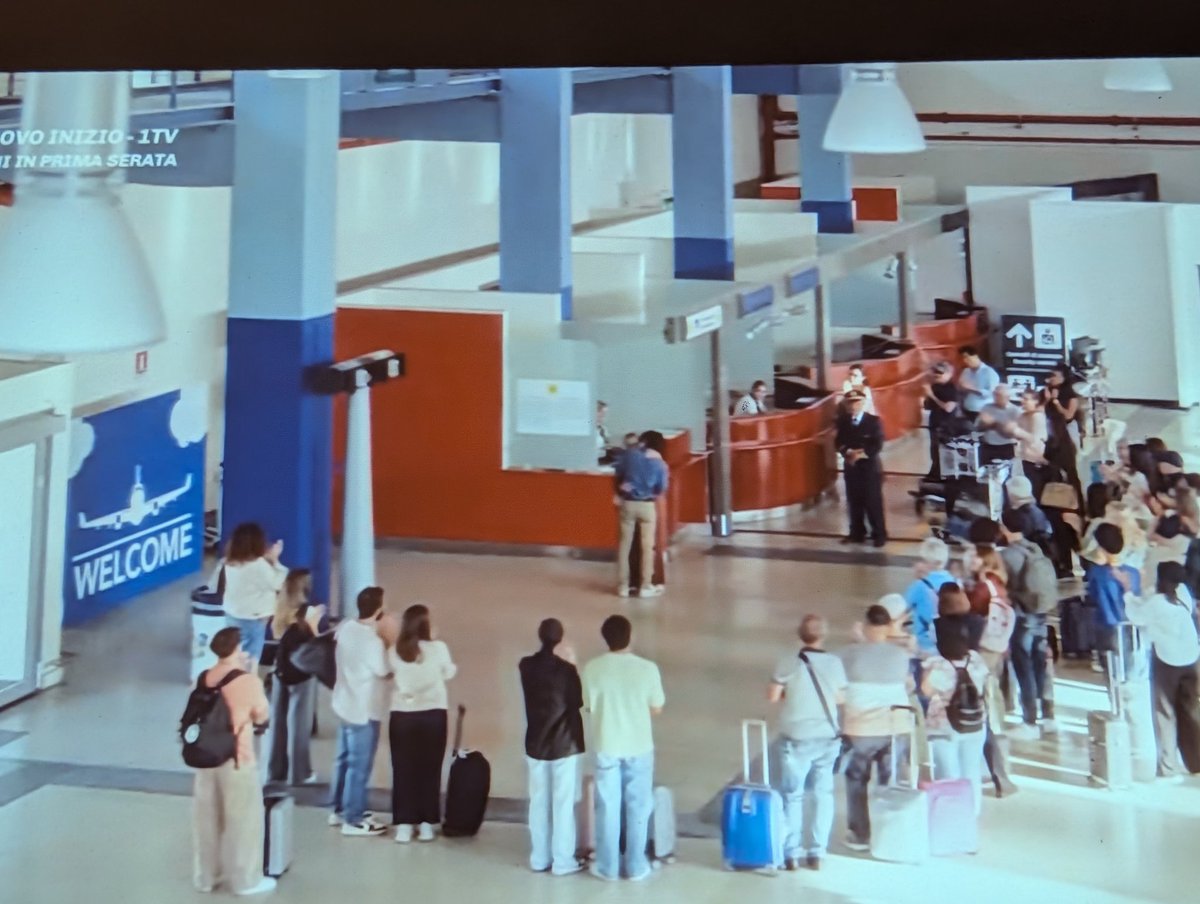 itsgiulic's tweet photo. Anche io voglio trovare un aeroporto così vuoto! 🤣 #ICesaroni https://t.co/PF2ttYEraG