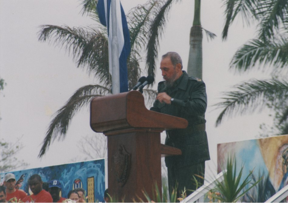 _mmsc's tweet photo. 📸🇨🇺 El Comandante Fidel Castro pronuncia discurso en la Tribuna Abierta de la Revolución, en acto de protesta contra el bloqueo, las calumnias y las amenazas del gobierno de Estados Unidos contra #Cuba, en Holguín, el 1 de junio de 2002.

#100AñosConFidel https://t.co/REBjiXGVVX
