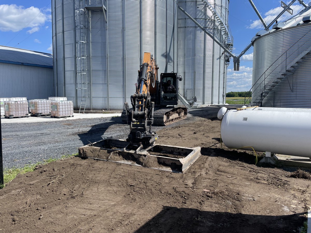 Beaudrybilly's tweet photo. Journée paysagement à la ferme aujourd’hui! Getting the yard clean https://t.co/0zNFZJOnh7