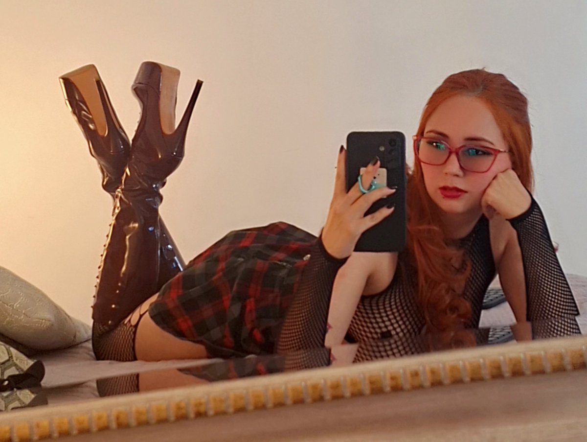 MistressErza's tweet photo. De 1 a 10 que tanto quieres adorar mis hermosas botas https://t.co/7mQyDDX39n