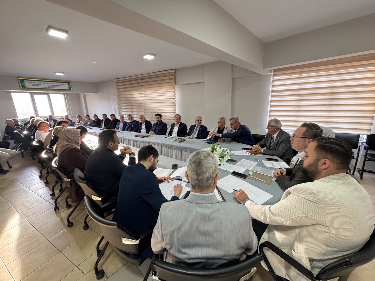 sevgilioglu's tweet photo. 📝 Haftalık Yönetim Kurulu Toplantısı | AK PARTİ KASTAMONU İL BAŞKANLIĞI

“Yük omuzlarda taşınır, dava ise gönüllerde yaşar.”

Yeni haftaya yoğun bir çalışma temposuyla başlarken, günün sonunda haftalık yönetim kurulu toplantımızda dava ve yol arkadaşlarımızla bir araya geldik.

Kurban Bayramı vesilesiyle 20 ilçemizde hemşehrilerimizle buluştuğumuz programları, teşkilat çalışmalarımızı ve önümüzdeki süreçte atacağımız adımları değerlendirdik.

Dünün tecrübesini, bugünün gayretini ve yarının hedeflerini aynı masada buluşturduğumuz toplantımızın hayırlara vesile olmasını diliyorum. 🇹🇷🤲🏻

@Akparti @RTErdogan @abuyukgumus @akparti_37 @AKGMTeskilat