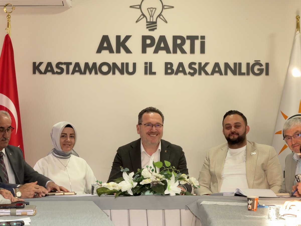 sevgilioglu's tweet photo. 📝 Haftalık Yönetim Kurulu Toplantısı | AK PARTİ KASTAMONU İL BAŞKANLIĞI

“Yük omuzlarda taşınır, dava ise gönüllerde yaşar.”

Yeni haftaya yoğun bir çalışma temposuyla başlarken, günün sonunda haftalık yönetim kurulu toplantımızda dava ve yol arkadaşlarımızla bir araya geldik.

Kurban Bayramı vesilesiyle 20 ilçemizde hemşehrilerimizle buluştuğumuz programları, teşkilat çalışmalarımızı ve önümüzdeki süreçte atacağımız adımları değerlendirdik.

Dünün tecrübesini, bugünün gayretini ve yarının hedeflerini aynı masada buluşturduğumuz toplantımızın hayırlara vesile olmasını diliyorum. 🇹🇷🤲🏻

@Akparti @RTErdogan @abuyukgumus @akparti_37 @AKGMTeskilat