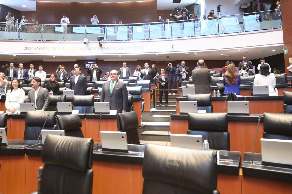politicazmx's tweet photo. #ÚLTIMAHORA | 🔴 HISTÓRICO: LA OPOSICIÓN DA LA ESPALDA.

La imagen en la Comisión Permanente del Congreso de la Unión lo dice todo. 

Los legisladores de oposición se voltearon por completo mientras el oficialismo consumaba un atropello inédito: la declaratoria de validez de la reforma para ANULAR elecciones❌🇲🇽

Bajo el pretexto de "injerencia extranjera" o del Poder Judicial, el régimen acaba de construir el botón de pánico perfecto para tumbar cualquier elección que no ganen en las urnas.

Darles la espalda no es solo un acto de protesta parlamentaria; es negarse a convalidar el funeral de la democracia mexicana. El tamaño de su reforma es el tamaño de su miedo a perder.