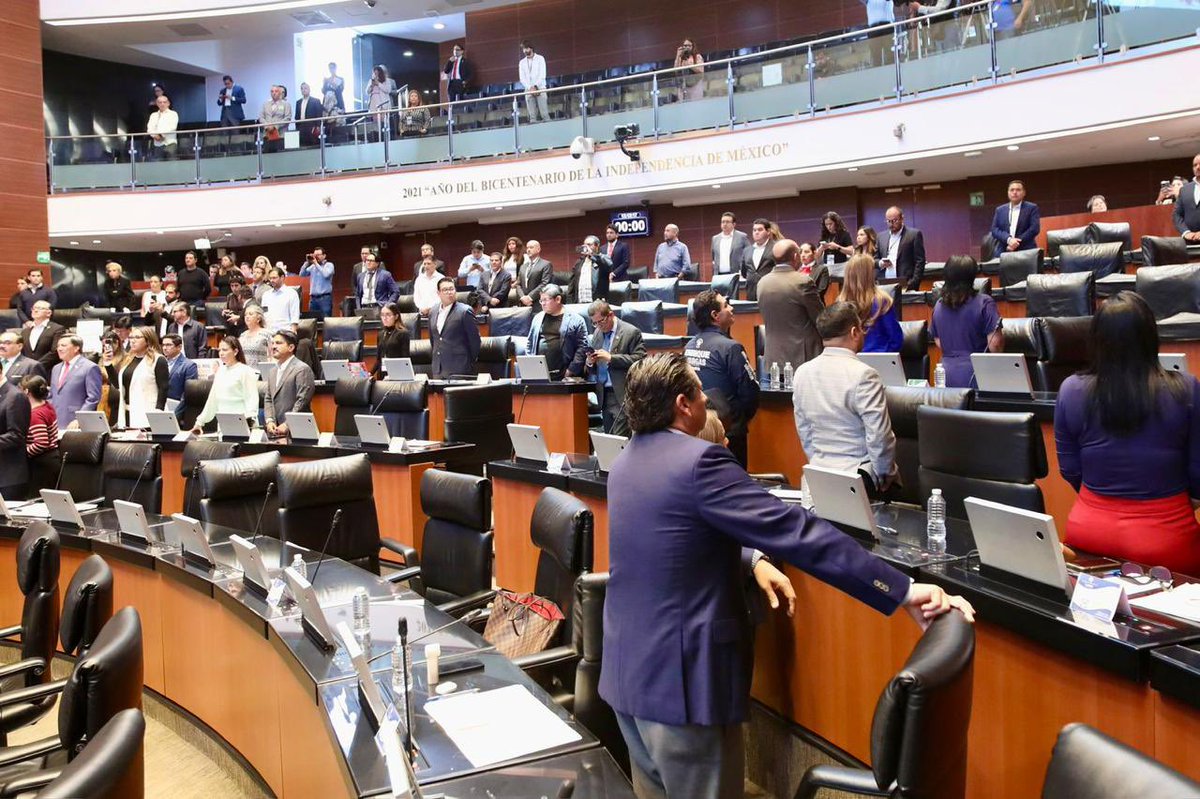 politicazmx's tweet photo. #ÚLTIMAHORA | 🔴 HISTÓRICO: LA OPOSICIÓN DA LA ESPALDA.

La imagen en la Comisión Permanente del Congreso de la Unión lo dice todo. 

Los legisladores de oposición se voltearon por completo mientras el oficialismo consumaba un atropello inédito: la declaratoria de validez de la reforma para ANULAR elecciones❌🇲🇽

Bajo el pretexto de "injerencia extranjera" o del Poder Judicial, el régimen acaba de construir el botón de pánico perfecto para tumbar cualquier elección que no ganen en las urnas.

Darles la espalda no es solo un acto de protesta parlamentaria; es negarse a convalidar el funeral de la democracia mexicana. El tamaño de su reforma es el tamaño de su miedo a perder.