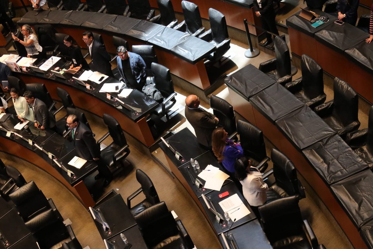 politicazmx's tweet photo. #ÚLTIMAHORA | 🔴 HISTÓRICO: LA OPOSICIÓN DA LA ESPALDA.

La imagen en la Comisión Permanente del Congreso de la Unión lo dice todo. 

Los legisladores de oposición se voltearon por completo mientras el oficialismo consumaba un atropello inédito: la declaratoria de validez de la reforma para ANULAR elecciones❌🇲🇽

Bajo el pretexto de "injerencia extranjera" o del Poder Judicial, el régimen acaba de construir el botón de pánico perfecto para tumbar cualquier elección que no ganen en las urnas.

Darles la espalda no es solo un acto de protesta parlamentaria; es negarse a convalidar el funeral de la democracia mexicana. El tamaño de su reforma es el tamaño de su miedo a perder.
