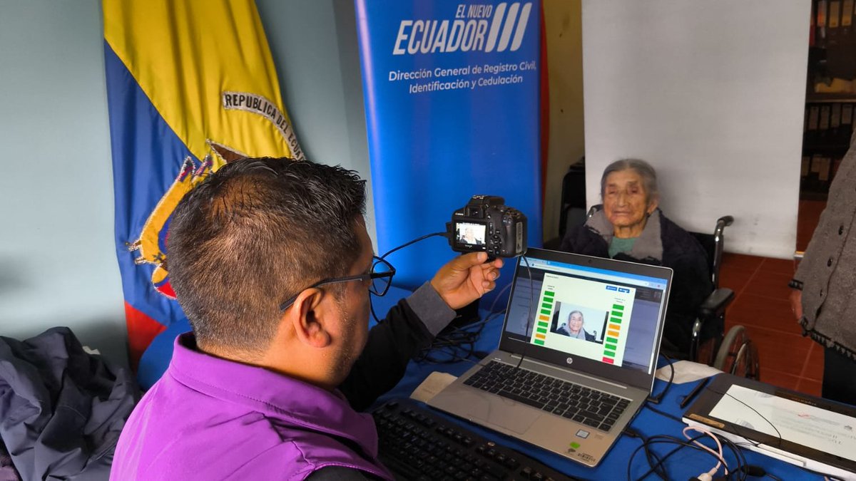 RCivil_Zona6's tweet photo. 📍#Cañar| ¡Continuamos nuestro trabajo en territorio!🚛

🪪👵Doña Mercedes Tenesaca, de 99 años de edad, junto a 25 habitantes de la parroquia #HonoratoVásquez, obtuvieron su cédula gracias al despliegue de las #BrigadasMóviles del @RegistroCivilec.

¡Garantizamos su identidad! https://t.co/XoVPuu86b0
