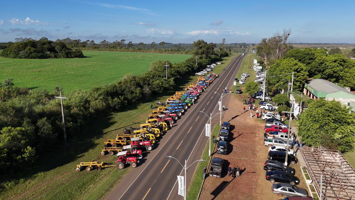 Luisbenitez_py's tweet photo. #Misiones El Gobierno Naciona a través de @ebypy por 1ra vez entrega en tiempo y forma la ejecución del Convenio p/ fortalecimiento de la Agricultura Familiar y gestión técnica administrativa: beneficio de más de 16.680 productores!;
Y desembolso de Becas a cerca de 400 jóvenes! https://t.co/itBr8luEtv