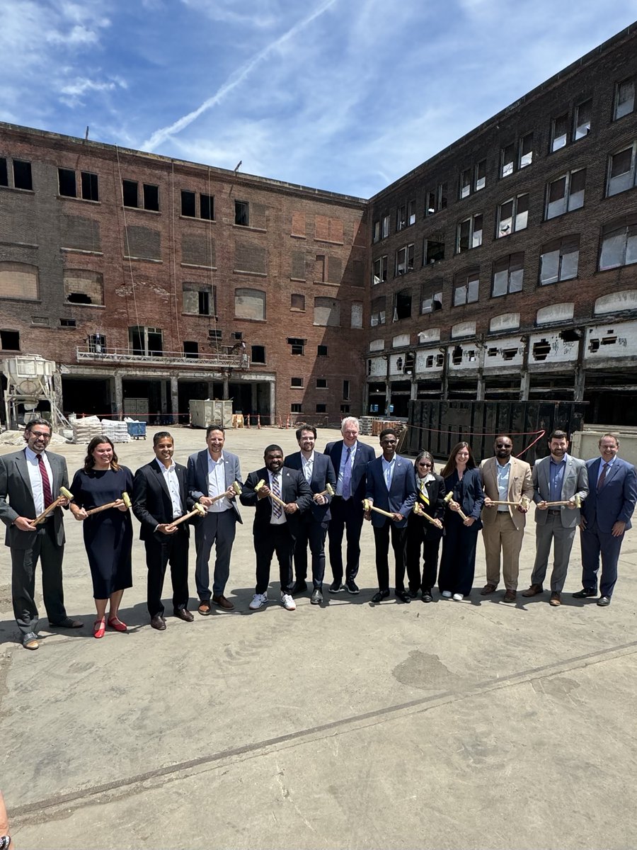clepublicpower's tweet photo. A landmark is coming back to life.

The historic Warner &amp; Swasey building is being transformed into a vibrant mixed-use community that will bring housing and commercial space to MidTown.

We're proud to help power the future of Warner &amp; Swasey - and the future of Cleveland. ⚡ https://t.co/RM5pqBznSg