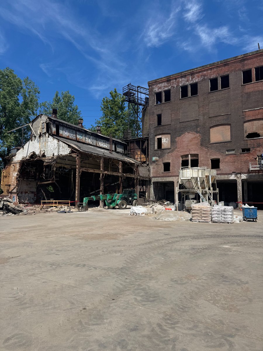 clepublicpower's tweet photo. A landmark is coming back to life.

The historic Warner &amp; Swasey building is being transformed into a vibrant mixed-use community that will bring housing and commercial space to MidTown.

We're proud to help power the future of Warner &amp; Swasey - and the future of Cleveland. ⚡ https://t.co/RM5pqBznSg