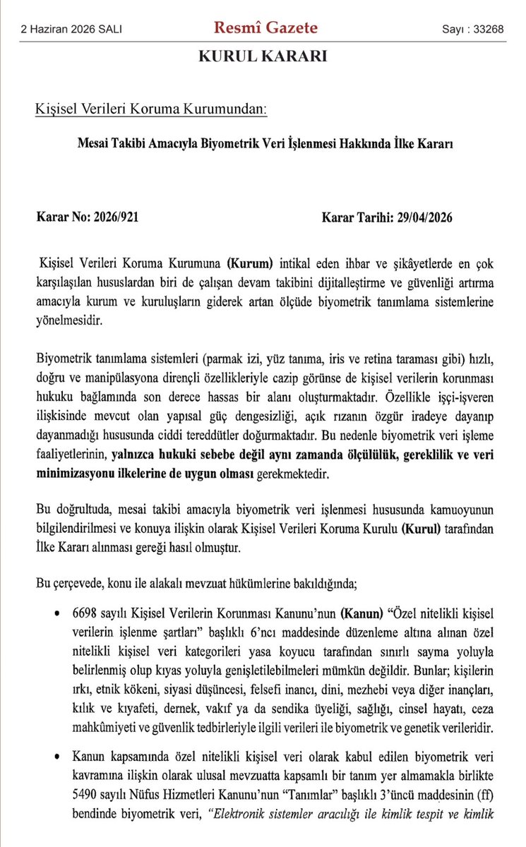 AvukatHG's tweet photo. 🔵KİŞİSEL VERİLERİ KORUMA KURUMU KARARI

İşyerlerinde parmak izi, yüz veya göz taramayla mesai takibine son!

Resmi Gazete'de yayımlanan KVKK "ilke kararı"nda;
Çalışanların mesai ve devam takipleri için parmak izi, yüz tarama, iris okuma gibi yöntemlerin kullanılmasıyla ilgili olarak;
📌Mevzuatta, çalışma sürelerinin takibininin ne şekilde gerçekleștirileceğine ya da takibin biyometrik veri işlenmesi suretiyle apılması gerektiğine dair açık hüküm bulunmadığı,
📌Biyometrik veri işlenmesi faaliyetinin kanunlarda açıkça öngörülme şartına dayalı olarak gerçekleştirilmesinin kabul edilemeyeceği,
📌Söz konusu faaliyetlerin açık rıza şartına dayalı olarak gerçekleştirilmesinin tercih edildiği ancak işçi - işveren ilişkisindeki güç dengesizliği sebebiyle açık rızanın özgür iradeye dayanıp dayanmadığı hususunda tereddüt bulunduğu,
📌Ölçülülük ilkesinin kişisel veri işleme faaliyetlerinin değerlendirilmesinde önemli bir kriter olduğu ve alternatif, daha az müdahaleci yöntemlerin varlığı karşısında ilgili kişilerin açık rızası bulunsa dahi mesai takibi amacıyla biyometrik veri işlenmesinin Kanunun 4'üncü maddesinde yer alan genel ilkeler kapsamında ölçülülük kriterini sağlamayacağı değerlendirilerek,

⚠️Mesai takibinin biyometrik tanımlama sistemleri yerine şifreli kart veya PIN tabanlı sistemler, geleneksel imza ve kâğıt bazlı devam çizelgeleri, RFID/NFC kimlik kartları ya da denetçi gözetiminde elle giriş gibi alternatif yollar ile sağlanması gerektiği hususları kamuoyunun bilgisine sunuldu.
🖱https://t.co/LZfqR5eLE7