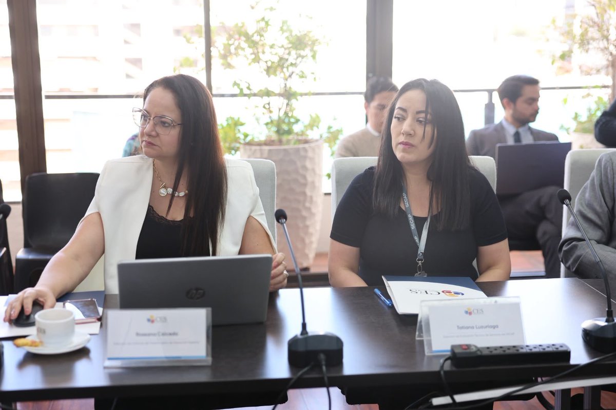 PabloBeltran_A's tweet photo. Durante la jornada se discutieron propuestas, criterios técnicos y oportunidades de articulación para avanzar en la construcción de un instrumento que promueva microcredenciales pertinentes, evaluables, verificables y alineadas con criterios de calidad.

Esta iniciativa busca consolidar un marco general que beneficie al Sistema de Educación Superior, fortalezca su articulación con el Sistema Nacional de Cualificaciones Profesionales y contribuya a la empleabilidad, la productividad, el aprendizaje a lo largo de la vida y el desarrollo del país.