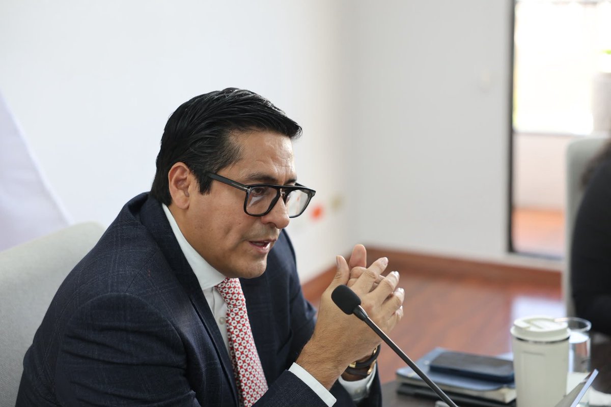 PabloBeltran_A's tweet photo. La Comisión Permanente de Posgrados del Consejo de Educación Superior desarrolló una mesa técnica de trabajo para dialogar y recibir aportes sobre la propuesta de marco general para la implementación de microcredenciales en el Ecuador.

El espacio fue presidido por el Dr. Pablo Beltrán, presidente de la Comisión Permanente de Posgrados, y contó con la participación de representantes del MINEDEC, Ministerio del Trabajo, AITEPEC, ASESEC, institutos superiores públicos y particulares, ESPOL, Universidad de Cuenca, ESPOCH y SECAP.