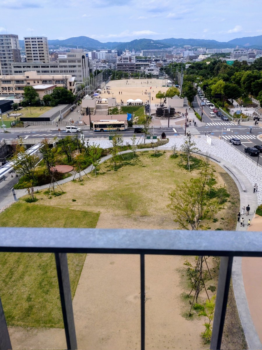 KTnyago's tweet photo. 【大阪図書館めぐり／茨木市文化・子育て公共複合施設おにクル】図書館のほかホールやプラネタリウム、プレイパーク、シェアオフィスなどが入居。7階のうち図書館は2フロアですが、各階にライブラリーコーナーと読書スペースがあり、建物中央の大きな吹き抜けが機能が異なる空間をゆるやかにつなぎます https://t.co/BO7YjxBv86