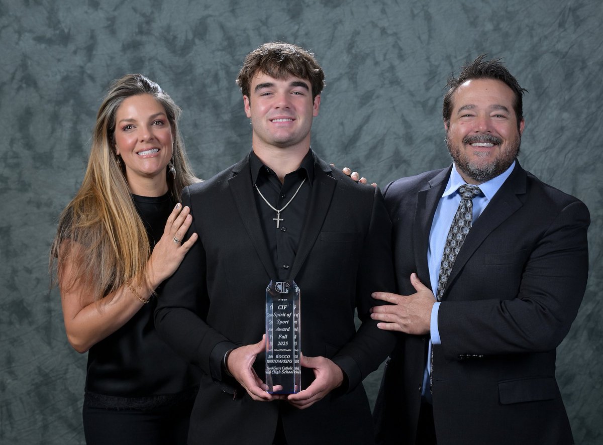 rocco_tompkins's tweet photo. Honored to be recognized as the CIF Spirit of Sport Male Athlete for the Fall Season‼️ Thank you to CIF for this incredible honor and for recognizing the values of leadership, character, and sportsmanship both on and off the field.
1st in Trinity League History to be recognized‼️

@CIFState @CIFSS @JSerra_Football @JSerraAthletics @CIFNocetti @MinesFootball
