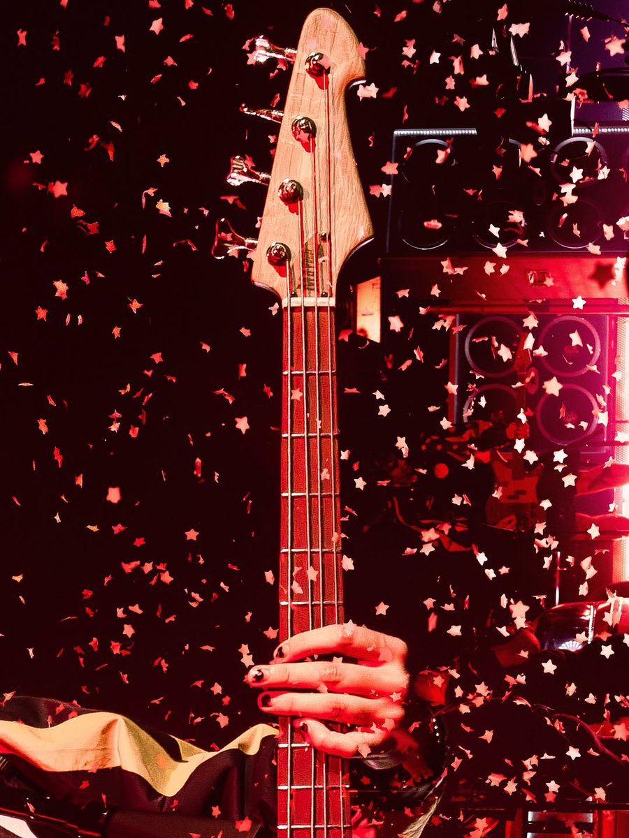 DEATHBAT__Army's tweet photo. The confetti pictures are SO DAMN GOOD THIS TOUR https://t.co/sTY2YFNvV3