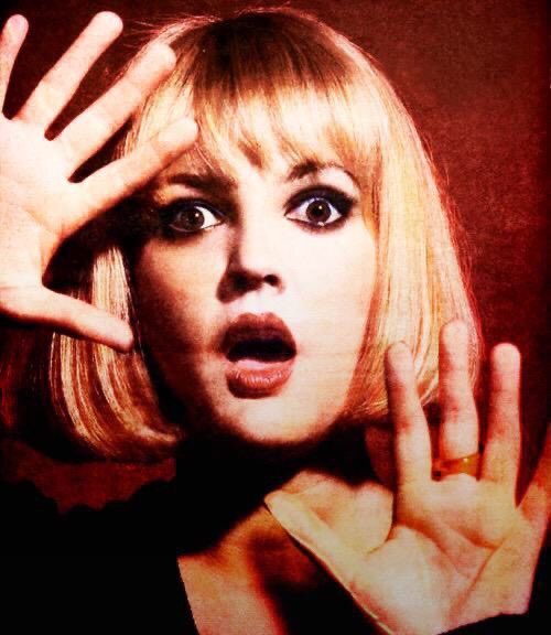 rodnezmovies's tweet photo. the way Drew Barrymore is the actual face on the poster of 'Scream' https://t.co/EYTqa4uWOx