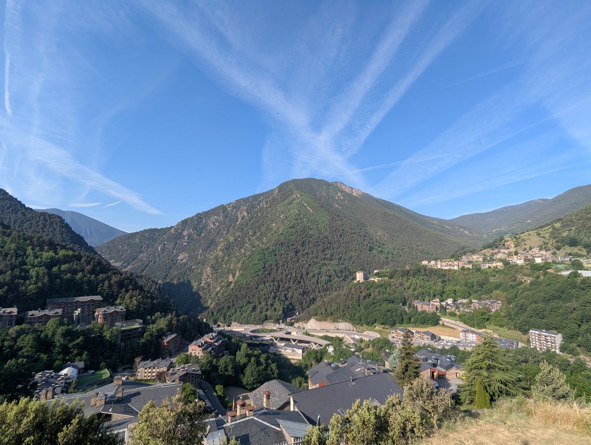 VisualMeteo's tweet photo. 🌤️ #Dilluns | Continua l'ambient càlid per l'època, tot i la lleugera baixada de temperatures.

🌡️⬆️ Màximes (°C) a #VisualMeteo:

29.1 #Encamp
26.8 #Certés
26.3 #Escaldes
26.3 #LaCortinada
22.0 #Rubió
21.0 #ElsPlans

📸 Vistes des de l'Aldosa https://t.co/3HEqDm1Gdm