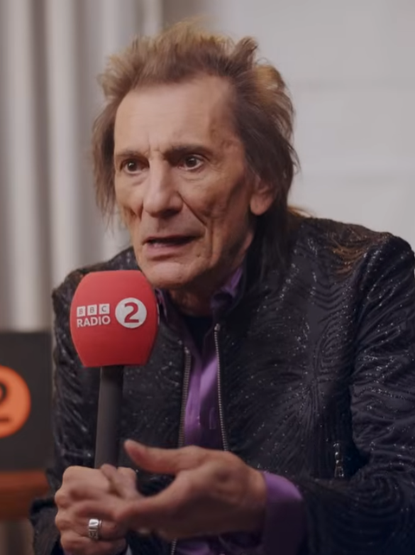 notevayas's tweet photo. Finalmente Ronnie también terminó cayendo en la categoría Legendarias Tías del Rock https://t.co/kDCk8njua6