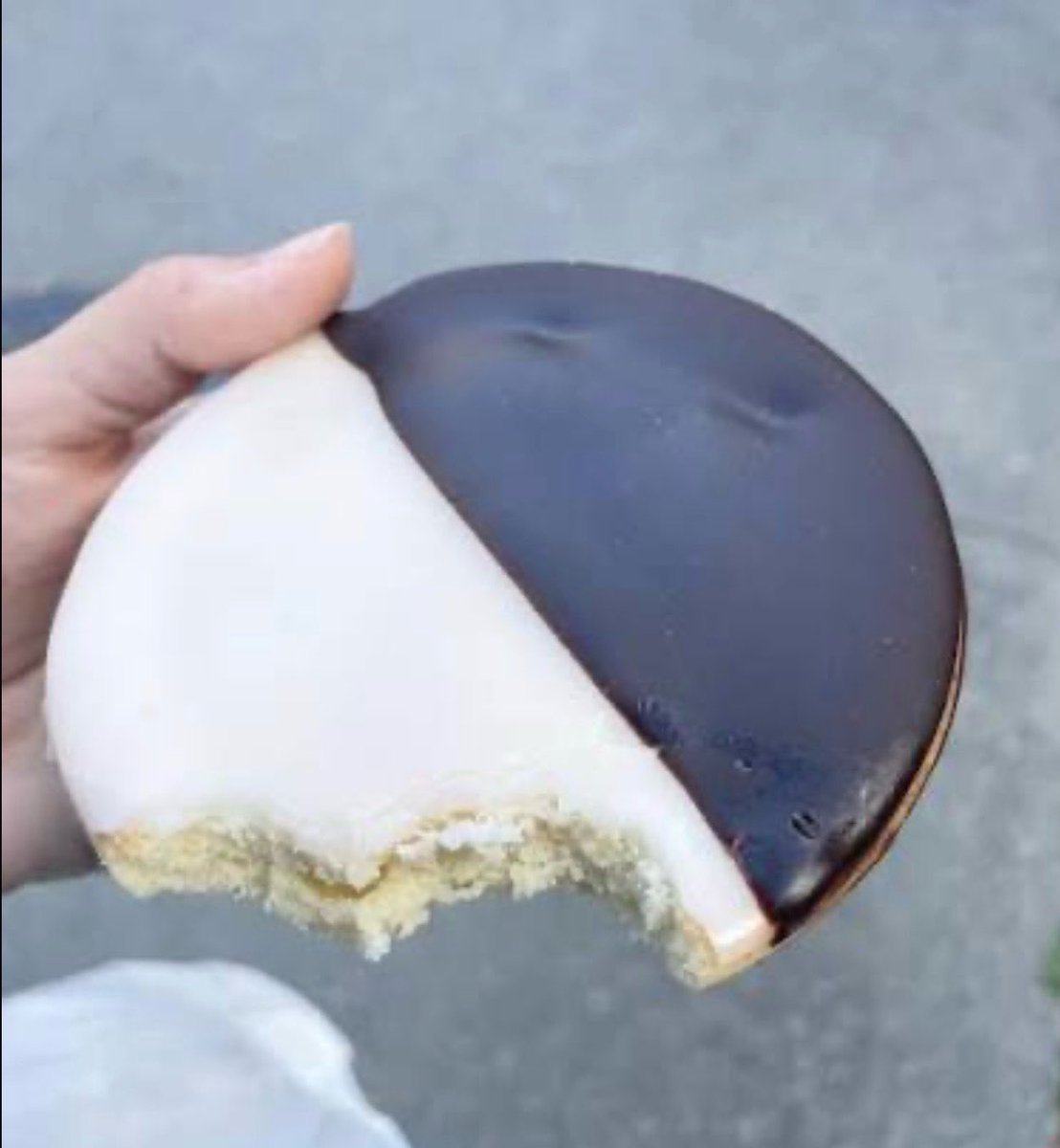 curatorWH's tweet photo. NYC black &amp; white cookies aren’t originally Jewish, but Jewish bakers in NYC delis did popularize them.Sold in kosher bakeries and neighborhoods,they became a staple of the JewishAmerican food culture. https://t.co/CIQr8MYjmN