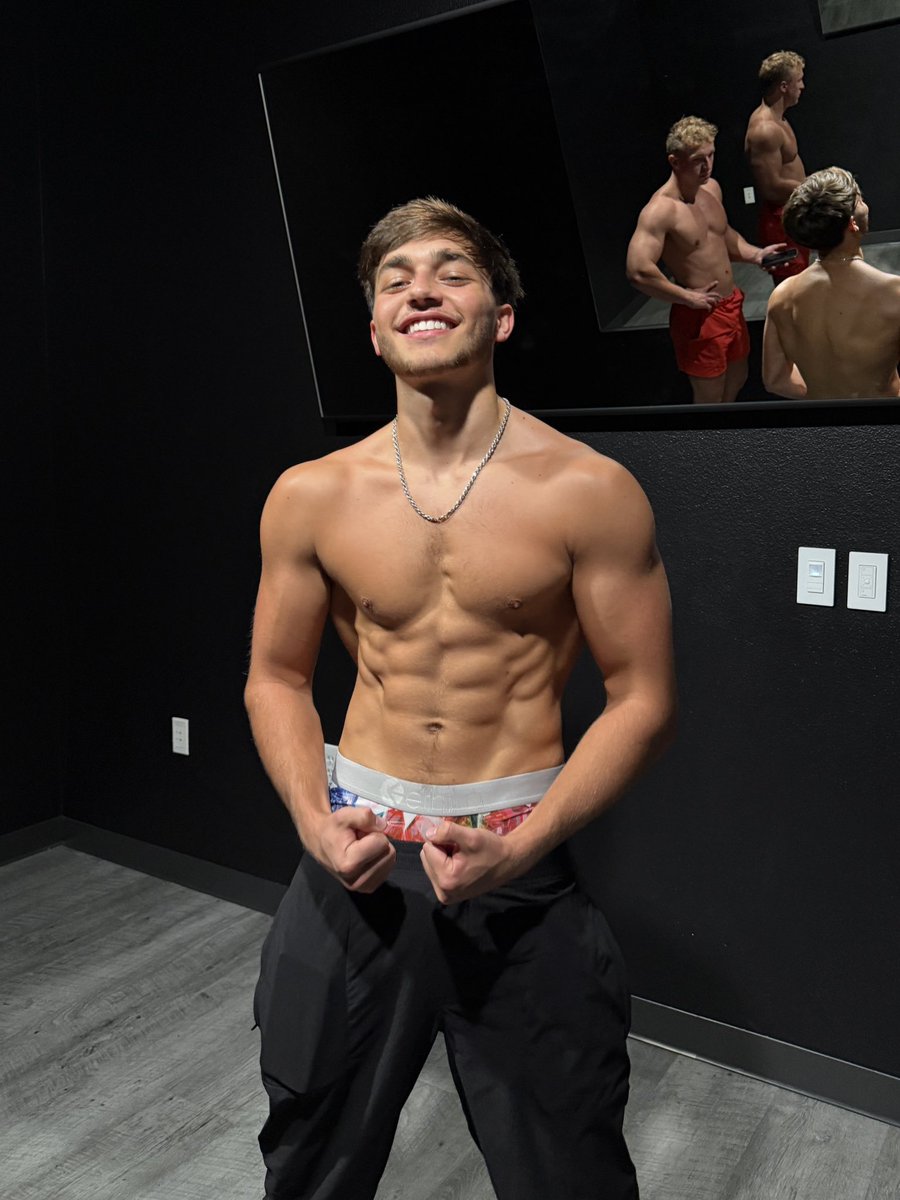 flowasthetoa3's tweet photo. Wyd if you see me at the gym ? https://t.co/13jULmWhV8