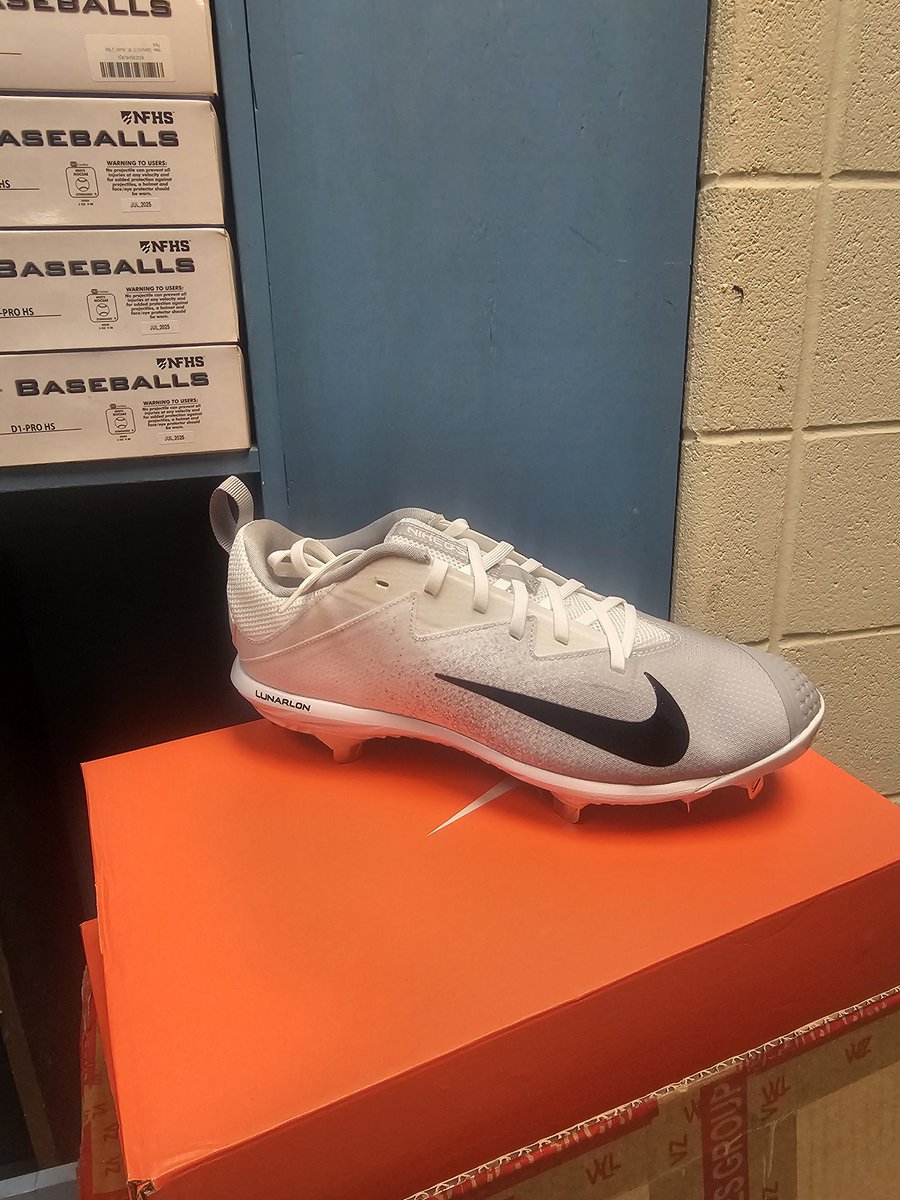 ElsikBaseball's tweet photo. Thank you to Rowland Steptoe, Albert Price, Belfort Church of Christ and the Prairie View Baseball Alumni Assoc for their extremely generous donation of brand new baseball cleats. THANK YOU! Elsik Baseball just keeps getting better. https://t.co/MKrLv3exDX
