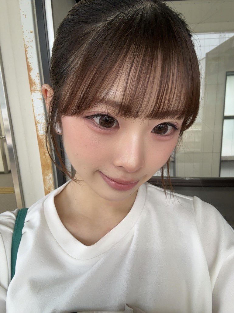 rena__0131's tweet photo. ｵﾊﾖｰジメジメする⋆̩☂︎*̣̩
バスって本当に遅れるから電車逃したヨ
下から見ると二重アゴ見えて怖い、、
今日も頑張ろう\(ᯅ̈ )/ https://t.co/M7GvbAt2sY