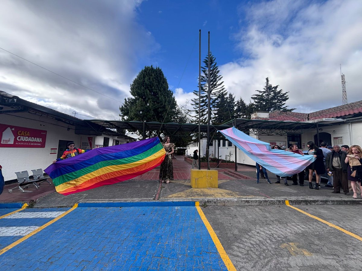 SubLGBTI's tweet photo. 🏳️‍⚧️🏳️‍🌈 Inicia junio, Mes del Orgullo LGBTI, en la Alcaldía Local de San Cristóbal se realizó la izada de banderas como símbolo de reconocimiento, respeto y compromiso con la diversidad.

✨ Acompáñanos durante este mes en las actividades que celebran el orgullo, la diversidad y la inclusión.

#AquíSíPasa #SePuedeSer