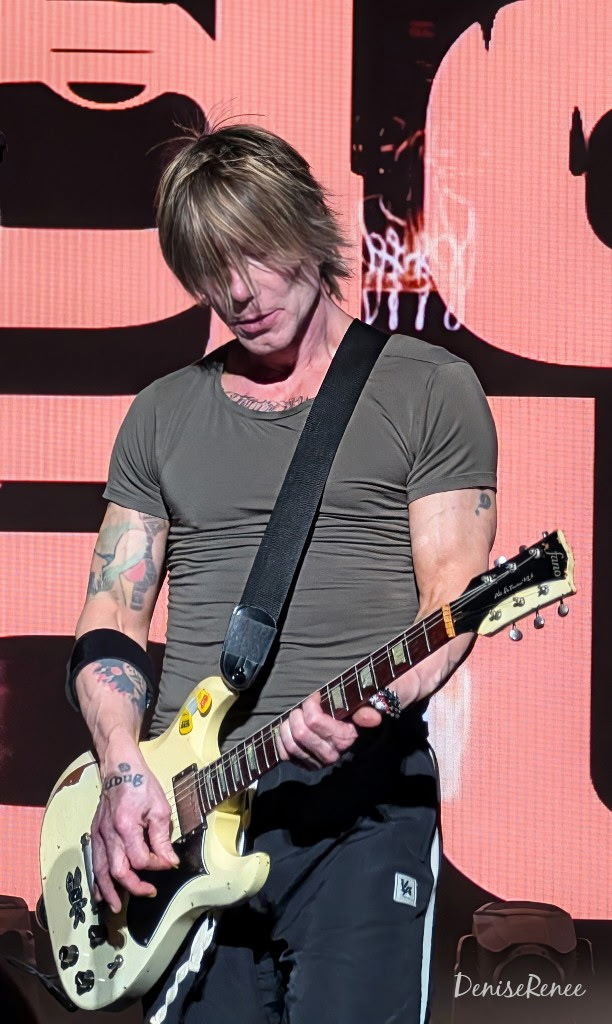summerchic45's tweet photo. Sharing some of my favorite photos that I took from 2 back to back shows with the Goo Goo Dolls at the Venetian Theatre in Las Vegas! 🤘 What an absolutely great weekend! ❤️ @googoodolls https://t.co/i5HkOwxYKn