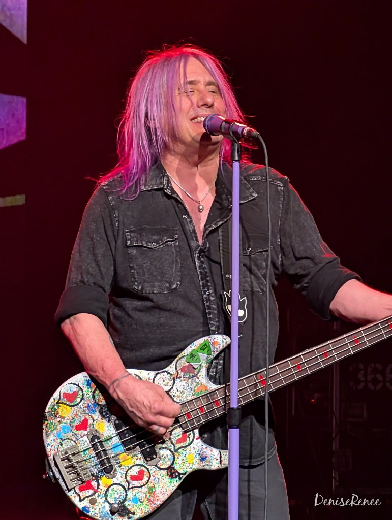 summerchic45's tweet photo. Sharing some of my favorite photos that I took from 2 back to back shows with the Goo Goo Dolls at the Venetian Theatre in Las Vegas! 🤘 What an absolutely great weekend! ❤️ @googoodolls https://t.co/i5HkOwxYKn