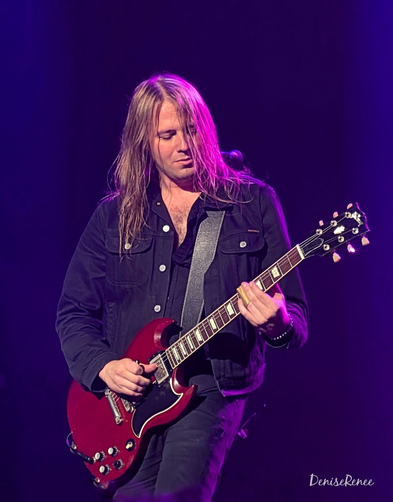summerchic45's tweet photo. Sharing some of my favorite photos that I took from 2 back to back shows with the Goo Goo Dolls at the Venetian Theatre in Las Vegas! 🤘 What an absolutely great weekend! ❤️ @googoodolls https://t.co/i5HkOwxYKn