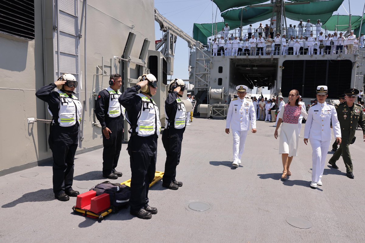 ARBedolla's tweet photo. Qué gran honor recibir en Michoacán a nuestra presidenta, la Dra. @Claudiashein, para conmemorar juntos el Día de la Marina desde el puerto de Lázaro Cárdenas. Este rincón estratégico no solo es el motor del desarrollo nacional, sino el escenario perfecto para reconocer la entrega de las mujeres y hombres que, con honor, disciplina y profundo amor por su patria, custodian nuestros mares y sirven a México todos los días. 

¡Un orgullo recibirla en tierras michoacanas! #MichoacánEsMejor 🇲🇽⚓️