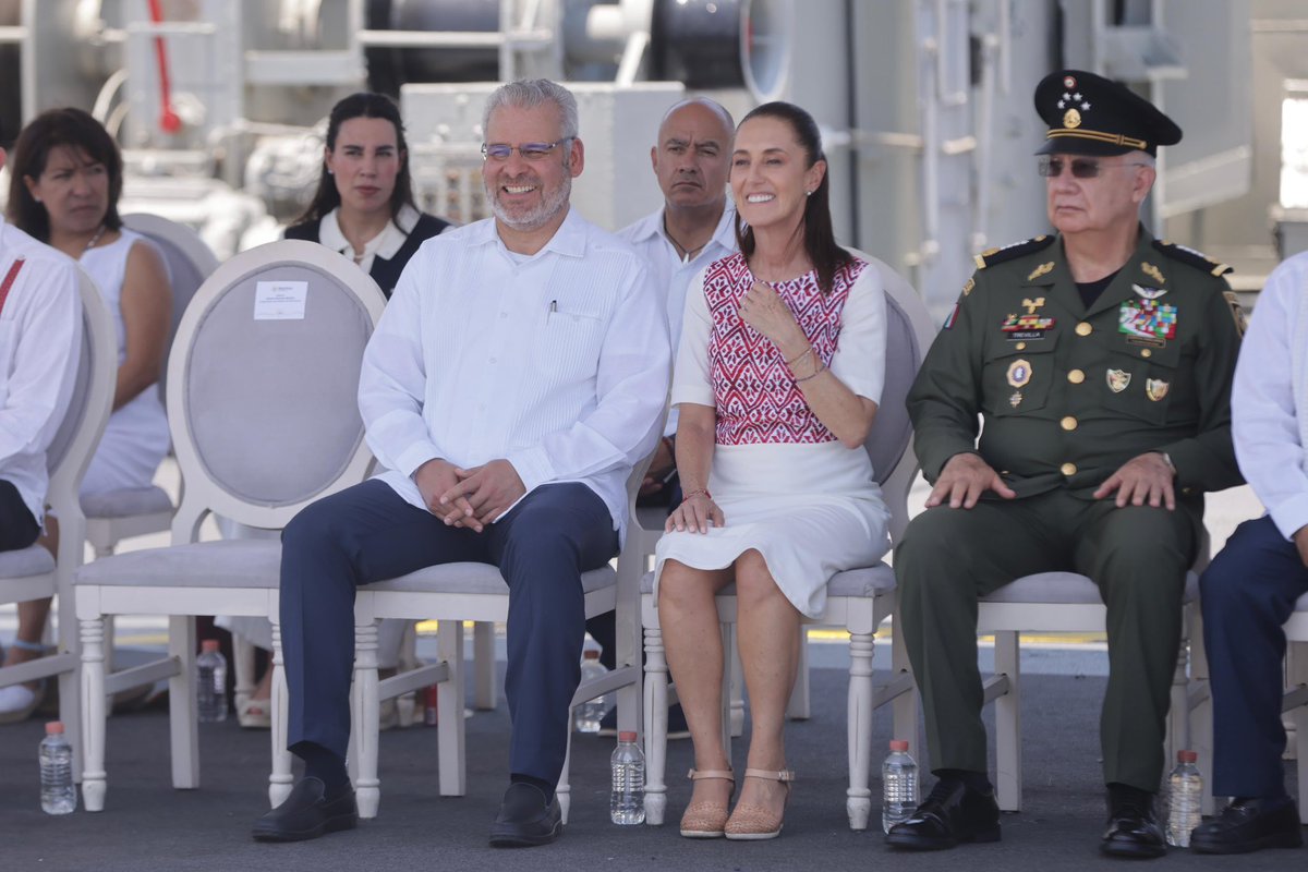 ARBedolla's tweet photo. Qué gran honor recibir en Michoacán a nuestra presidenta, la Dra. @Claudiashein, para conmemorar juntos el Día de la Marina desde el puerto de Lázaro Cárdenas. Este rincón estratégico no solo es el motor del desarrollo nacional, sino el escenario perfecto para reconocer la entrega de las mujeres y hombres que, con honor, disciplina y profundo amor por su patria, custodian nuestros mares y sirven a México todos los días. 

¡Un orgullo recibirla en tierras michoacanas! #MichoacánEsMejor 🇲🇽⚓️