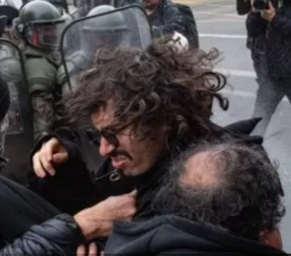 victor567711135's tweet photo. Estudiante de 38avo Año de la Carrera de Higiene Ambiental..es detenido por andarse Cagando Frente al Congreso .. https://t.co/aoUSc3eqcx