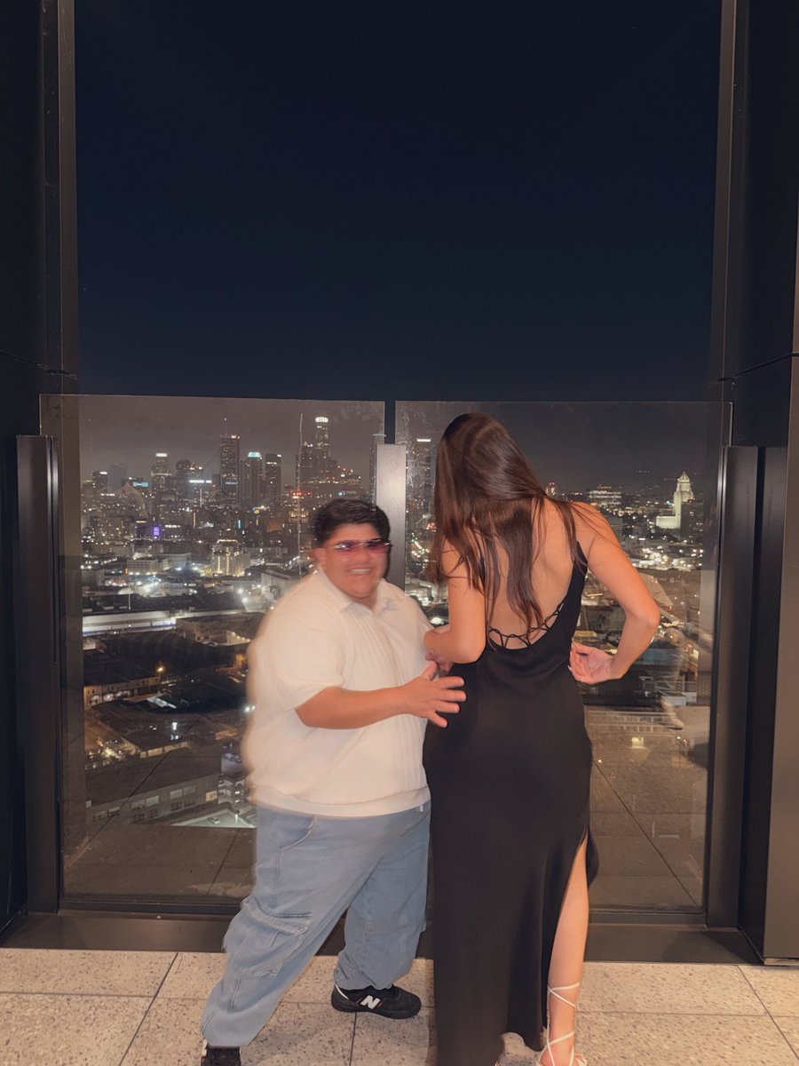 Soyesjoy's tweet photo. Mi esposa mide como 5 metros más que yo 😂 https://t.co/1DR8ibiODp