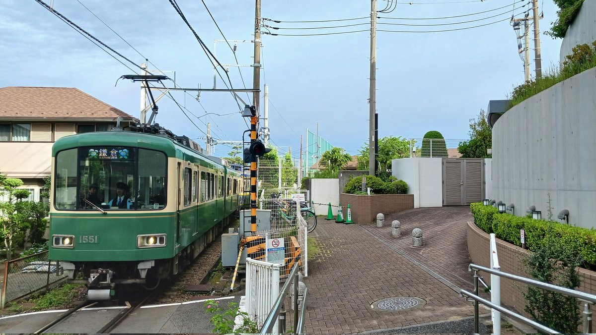 hakoeno's tweet photo. 2026/6/2(火)#江ノ電運用 ☁
鵠－江6:51[3]～
[1]305F+2001F【SSR】
[2]1001F+1002F(嵐電)【SSR】
[3]10F+1501F【SR】
[4]21F+22F(コカコーラ)【N】
[5]502F+1502F【R】
[6]1201F+2003F【N】
極楽寺検車区
#1 702F+701F
#2 1101F(ONE PIECE)/501F
#3 2002F https://t.co/x5wGBiqBE6