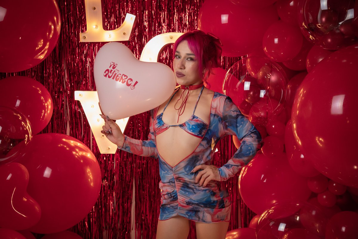 LeeCharlotee's tweet photo. Vote to help CharlotteLee_ win in the Bikini Season Contest on @ManyVids ➡️ https://t.co/IHAyojaKio https://t.co/x34WfFJJbX