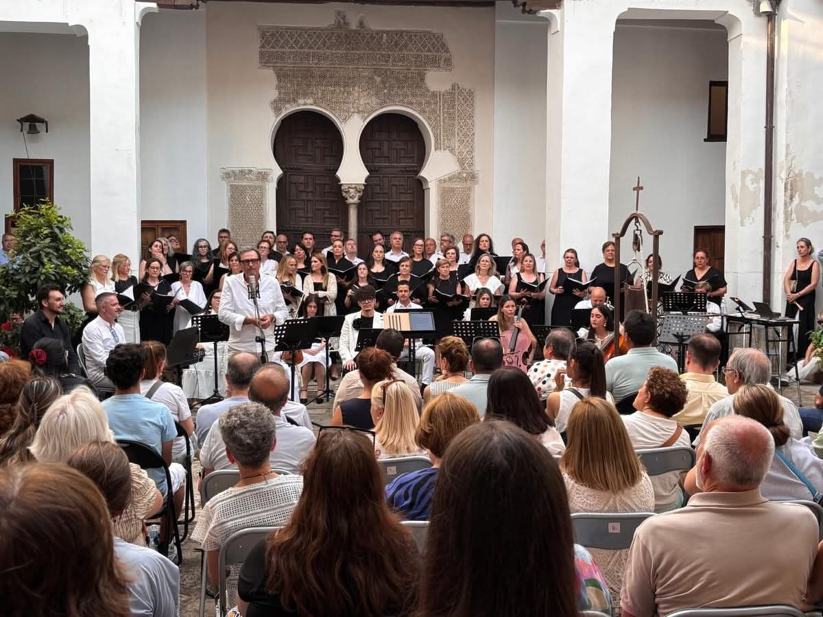 CapillaToledo's tweet photo. Precioso lugar, precioso concierto, preciosa tarde de la Semana grande del Corpus Christi en Toledo. Hemos disfrutado en el abarrotado patio de Santa Clara la Real, la
Capilla Musical de la Diócesis de Toledo cumple 19 años en este Corpus y lo celebramos por todo lo alto. https://t.co/YF2HNPZqlw
