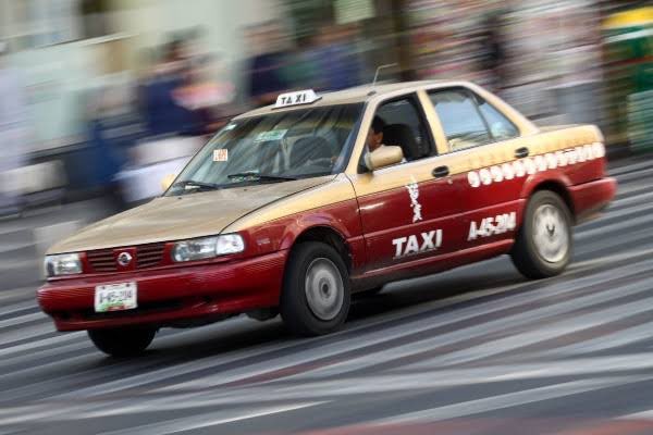 EIJefeDiego's tweet photo. Hubo un Jefe de Gobierno que pintó los taxis de vino y dorado… una combinación verdaderamente naca.

Y los chilangos dijimos: “bueno, ya no se puede caer más bajo”.

Hasta parece que lo tomaron como reto.

Lo bueno: ya se va el morado.
Lo malo: ya nos costó millones y nadie será sancionado.
Lo jodido: no falta quien los defienda.