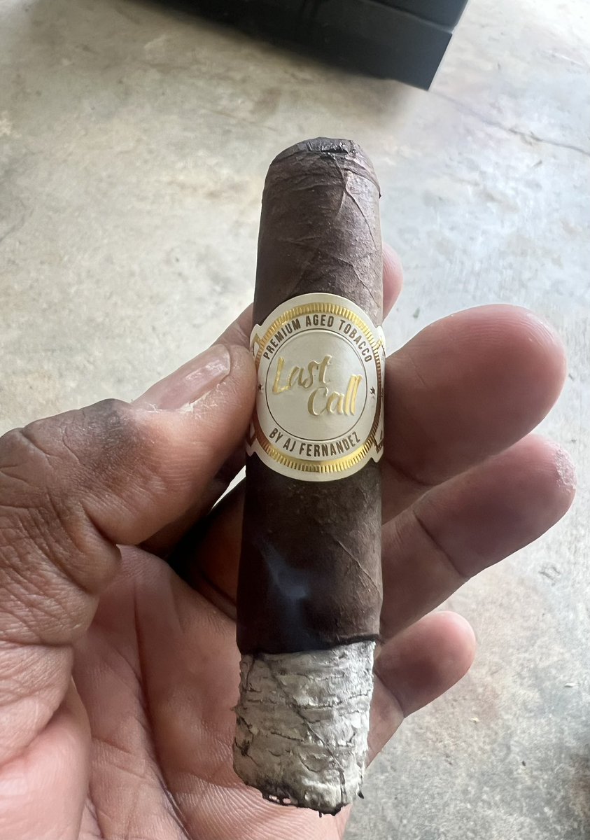 stocks_stogies's tweet photo. Last Call by A.J. Fernandez.
#GoodSmoke #BOTL #BurntAsh https://t.co/NDecUtJNU9