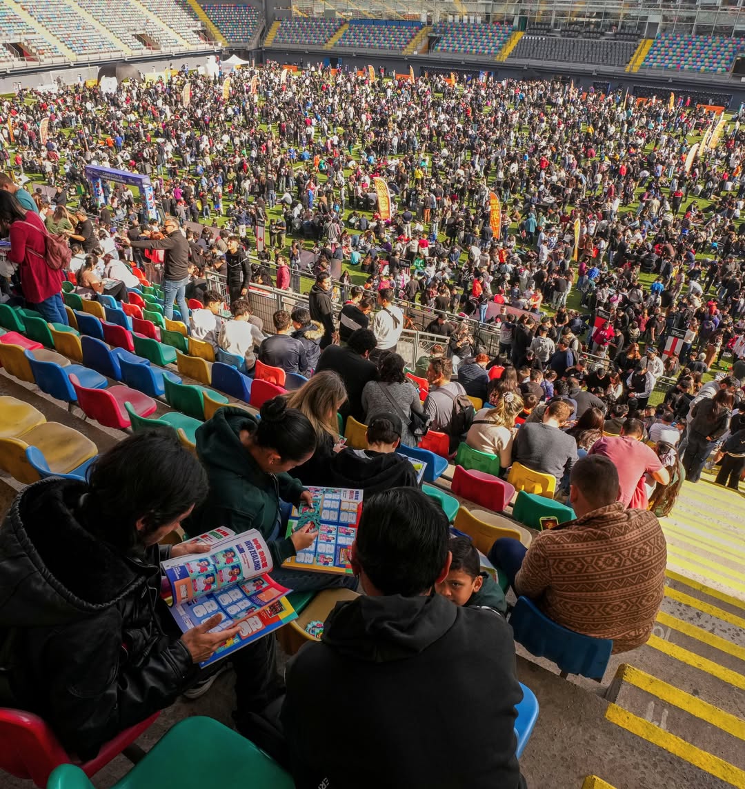 RealFutbolCL's tweet photo. 🇨🇱 M��s de 8.000 PERSONAS cambiando laminas en el estadio bicentenario de La Florida 🤯 https://t.co/UTumXfipXE