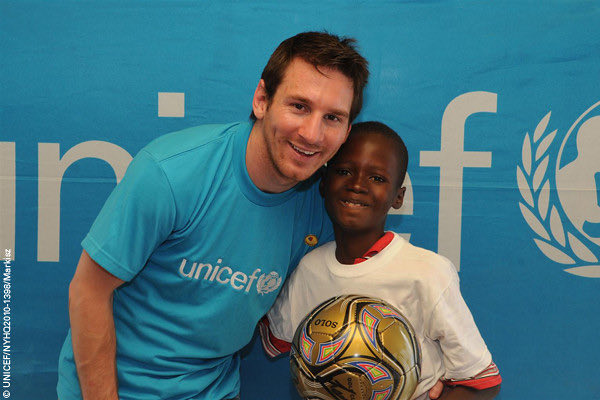 periodistan_'s tweet photo. En 2010, Lionel Messi visitó Haití luego del trágico terremoto y se sacó fotos con varios niños. Uno de ellos se llamaba Louicius Deedson y tenía 9 años.

16 años después, Deedson será parte de la heroica selección haitiana que logró volver al Mundial después de 52 años. https://t.co/VsON1v07Bc