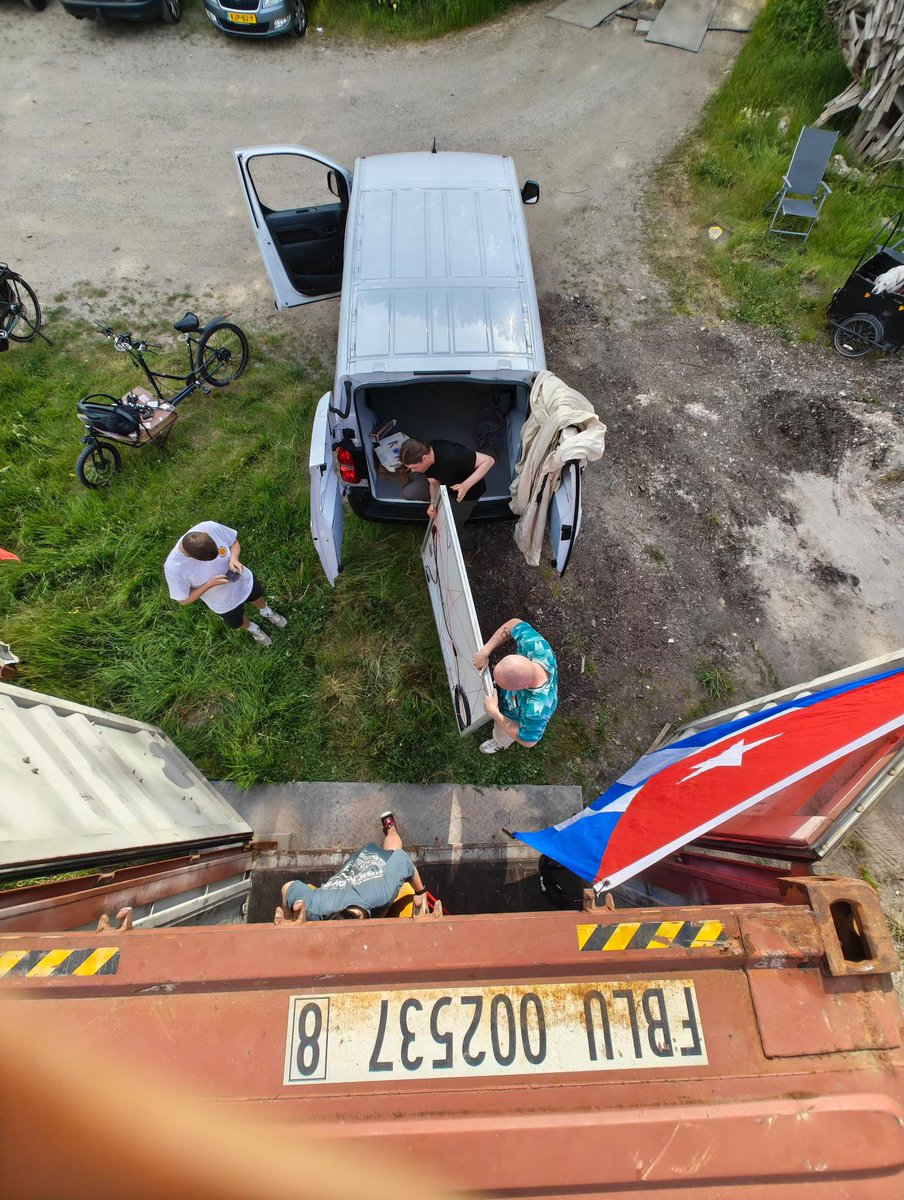 EmbaCubaHolanda's tweet photo. 📍Yesterday, friends from   @solidariteitsnetwerkcuba_org joined to start loading the container with goods to Cuba.

Mostly solar panels, medicines and hospital beds. 

This has been a work of inmense love that the People from the Netherlands have made for the Cuban People. 1/2 https://t.co/wqo5SLwD81