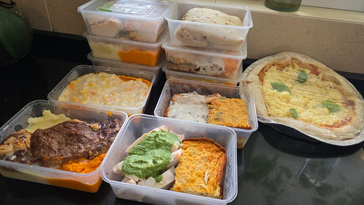 vwandres's tweet photo. Desde hace unas semanas estoy comprando viandas a @ezequielduartte.

ARS 18k promedio.

55 gramos promedio de proteína. Porciones potentes de carne, salmón, pollo. El tipo hace la mejor pechuga que probe en mi vida.

Se nota que le pone cabeza y corazón. Productazo. https://t.co/Gmsv2mjkc3
