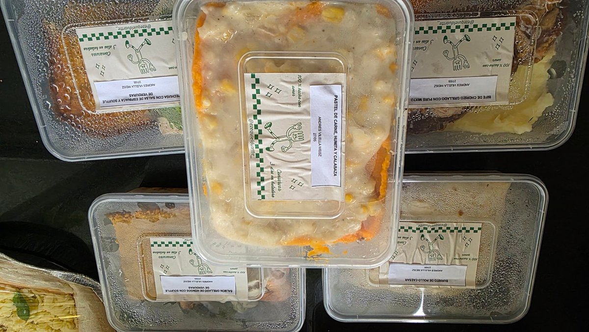 vwandres's tweet photo. Desde hace unas semanas estoy comprando viandas a @ezequielduartte.

ARS 18k promedio.

55 gramos promedio de proteína. Porciones potentes de carne, salmón, pollo. El tipo hace la mejor pechuga que probe en mi vida.

Se nota que le pone cabeza y corazón. Productazo. https://t.co/Gmsv2mjkc3
