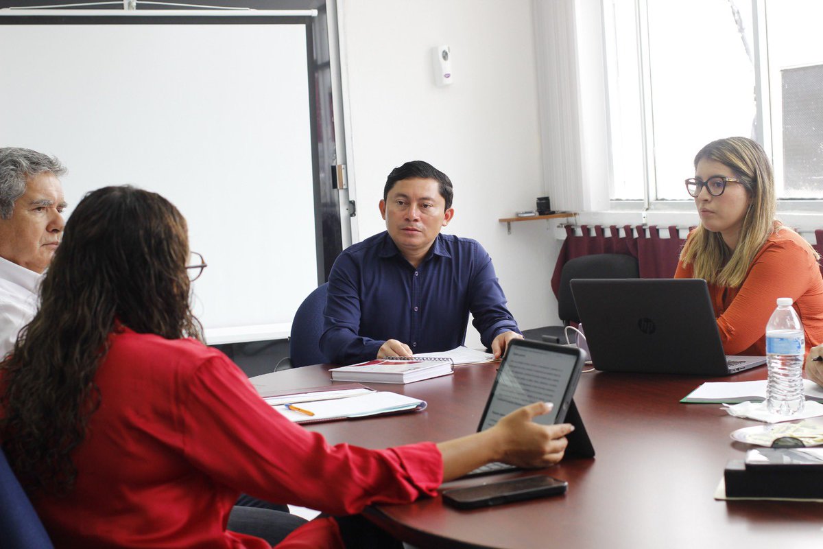 TunCalderon_'s tweet photo. 🤝🏫 Sostuvimos una reunión de trabajo con autoridades del Ayuntamiento de Benito Juárez, con el objetivo de fortalecer la coordinación interinstitucional en favor de nuestras comunidades educativas.

#NuevoAcuerdo
#SEQ
#MásCercaníaMenosIndifencia https://t.co/zBr7toImJx